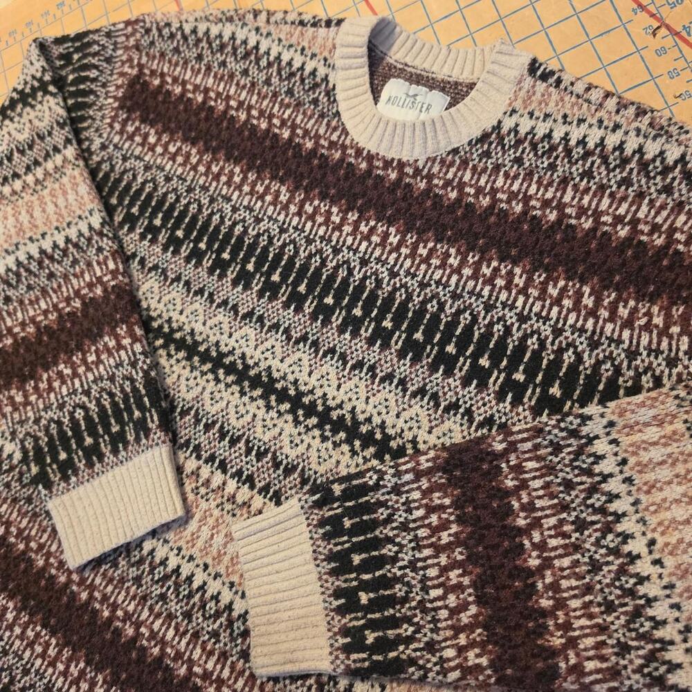 Hollister earth tone geometric fair